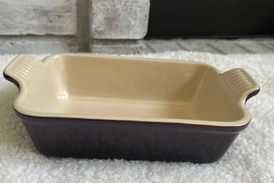 Plato para hornear LE CREUSET con mango rectangular 7,5”x 5,25” chasis descontinuado púrpura Foto 1 de 4
