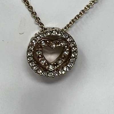 Collar Avon Tono Dorado Estrás Corazón Colgante Negro Bolsa de Regalo Foto 1 de 4