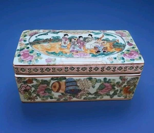 Vintage Hand-Painted Chinese Famille Rose Medallion Porcelain Rectangle Box - Picture 1 of 13