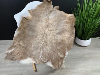 Hermosa alfombra brillante de piel de cabra cubierta de asiento real genuina de cuero Foto 1 de 4