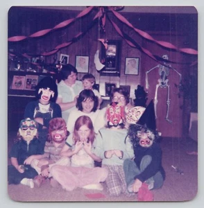 Vintage Foto Halloween Kostüm Party Wolfsmann Teufel Affe Hexe um 1982 - Bild 1 von 2