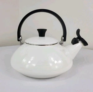Tetera Zen LE CREUSET clásica blanca esmaltada sobre acero, 1,6 qt. 1,5 L - Imagen 1 de 19