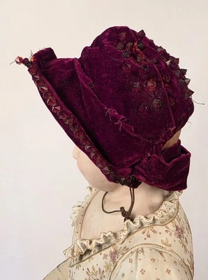 GORRO VICTORIANO DE TERCIOPELO DE SEDA ROJO ESCARLATA PARA NIÑOS DEL SIGLO XIX CON CUENTAS DE VIDRIO DE ESPIGAS Foto 1 de 4