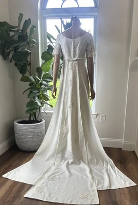 Vestido de novia vintage de lino marfil manga corta años 50 con tren Foto 1 de 4