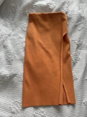 Falda midi EXPRESS Body Contour acanalada naranja imitación envoltura frontal abertura talla pequeña Foto 1 de 4