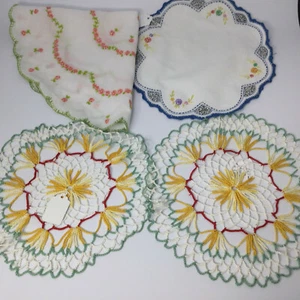 4 Deckchen Spitze Baumwolle bestickt Häkel Blumen bunt Handarbeit Vintage - Bild 1 von 8