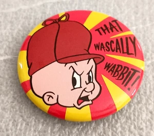Vintage Elmer Fudd That Wascally Rabbit! WB Warner Brothers Button Pin Neu NOS 1990 - Bild 1 von 3