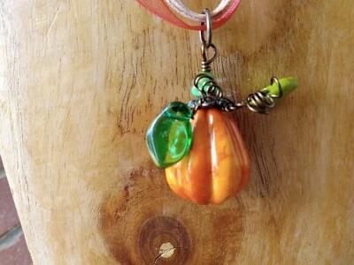 Collar Calabaza Oblongo Naranja con Cuentas Acento Verde Otoño o Halloween Foto 1 de 4