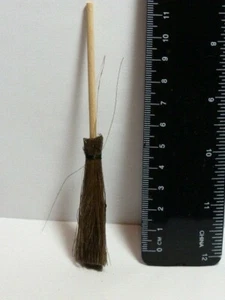   Accesorio miniatura casa muñecas oscuras escoba de bruja escala 1/12 - Imagen 1 de 1