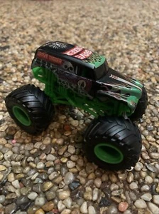 Hot Wheels Monster Truck - Grave Digger - Die-cast Body - 1/64 Scale - Picture 1 of 5