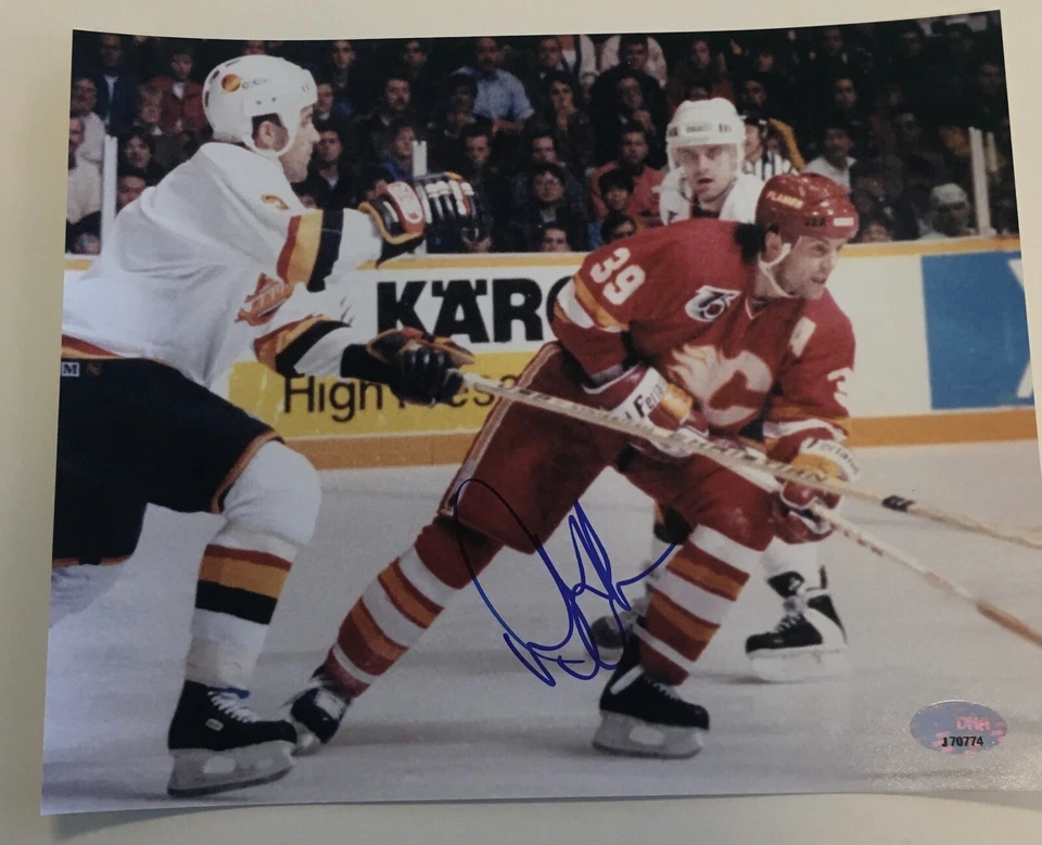 DOUG GILMOUR SIGNED CALGARY FLAMES 8 x 10 PHOTO with PSA|DNA COA - Image 1 of 2