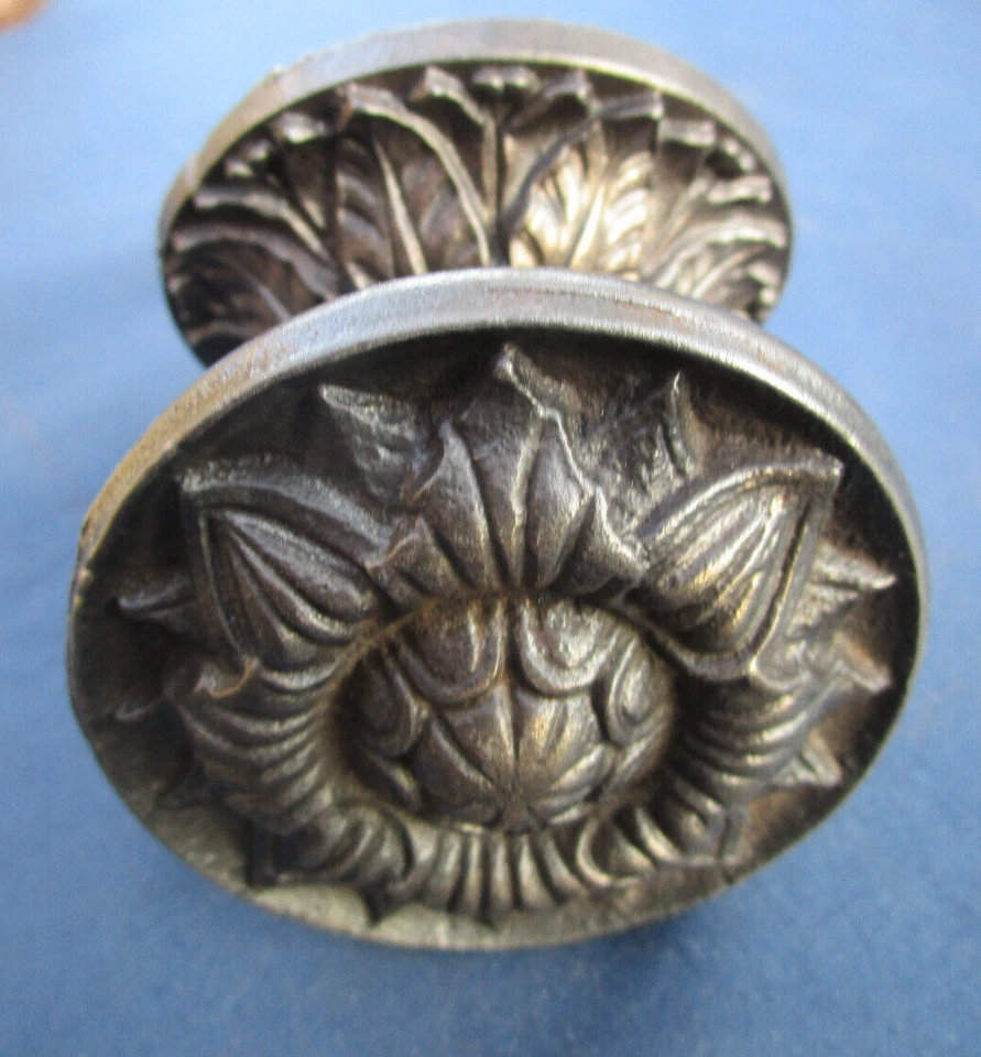 Poignée rosace ronde fixe ancienne fonte décoré Diamètre 6,2 cm porte d'entrée - Photo 1/4