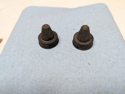 99-03 Toyota Solara 98-05 Lexus GS A/C condenser Lower Rubber Insulator Cushions - Image 1 of 4