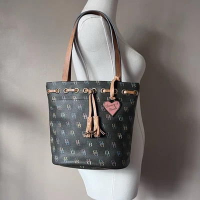 Bolso de mano o de hombro Dooney & Bourke de cuero con borla con estampado de logotipo con monograma Foto 1 de 4