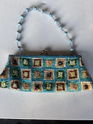 Bolso de mano/cartera sin asas de noche azul con cuentas y lentejuelas para mujer de 9' de ancho Foto 1 de 4