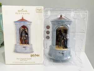 Ornamento Hallmark 2008 ~ Harry Potter ~ La Guardia Gargoyle ~ Movimento Suono Magico - Foto 1 di 8