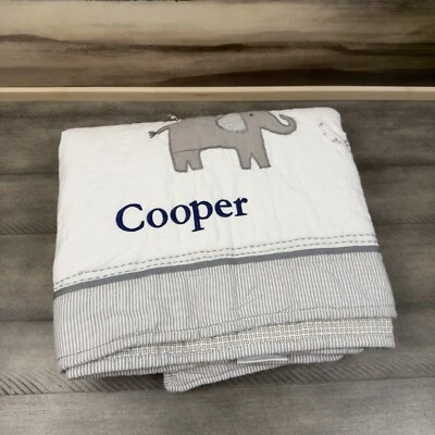Manta acolchada orgánica Pottery Barn Kids Taylor elefante gris cuna con monograma Foto 1 de 4