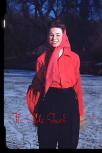 hübsche lächelnde Frau mit rotem Schal 40er Jahre roter Rand Kodachrome 35mm Dia - Bild 1 von 1