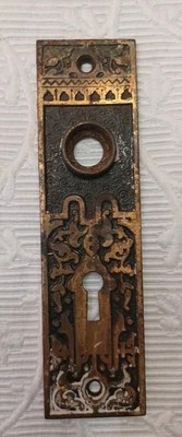 Antigua placa posterior de puerta Eastlake ornamentada de latón, neo grec, elegante, victoriana Foto 1 de 4