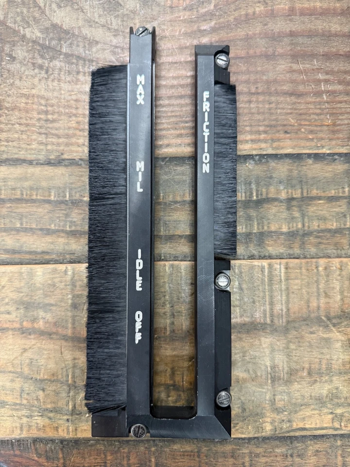 Puerta de retención cuadrante del acelerador / placa de sellado del cepillo - Boeing / Entrenador de aeronaves Foto 1 de 2