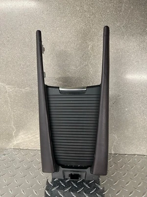 18 2017-2018 Mazda-3 Touring Cup Holder Usado Fabricante de Equipamento Original - Imagem 1 de 4