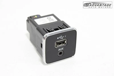 Jeep Cherokee 2019-2020 consola conector USB puerto de carga adaptador y auxiliar OEM Foto 1 de 4