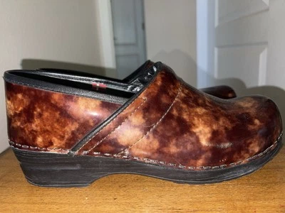 Женские коричневые мраморные лакированные кожаные сабо SANITA размер 41 - Изображение 1 из 4