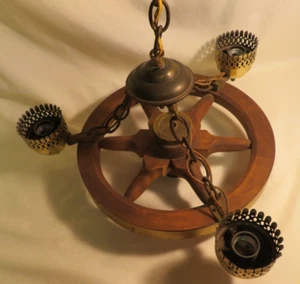 FATTORIA LAMPADARIO A SOSPENSIONE RUSTICO WESTERN LEGNO 3 LUCI CARRO RUOTA LARGHEZZA 16,5" - Foto 1 di 5
