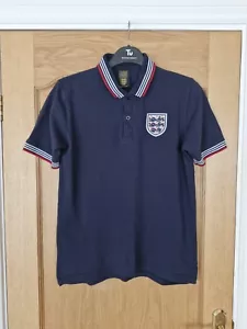Score Draw Polo England 1974 Home Football T-Shirt Trikot Navy Blau Größe L - Bild 1 von 6