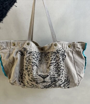 Bolso de Mano/Playa XHILARATION Taupe Cheetah con Cierre a Presión Foto 1 de 4