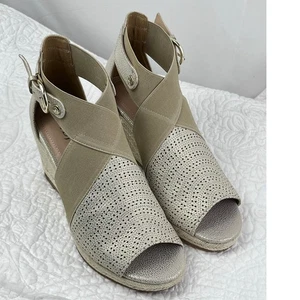 Neu ohne Karton NYDJ Damen-Sandale 7,5 goldfarben Charisma Keilabsatz Sommer NEU - Bild 1 von 11