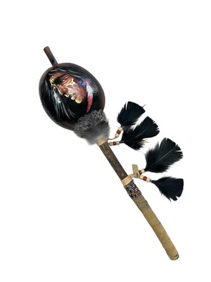 SONAJERO DE CALABAZA BAILE PINTADO A MANO, CEREMONIAL, ESTILO SANTA FE NUEVO, JEFE Foto 1 de 3