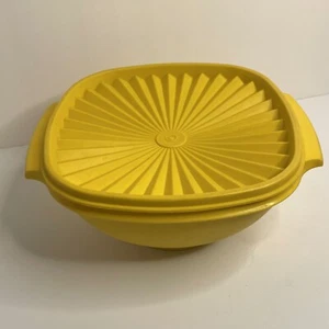 Vintage Tupperware Servalier Square Bowl 836-16 Yellow Gold w/ lid  USA - Picture 1 of 5