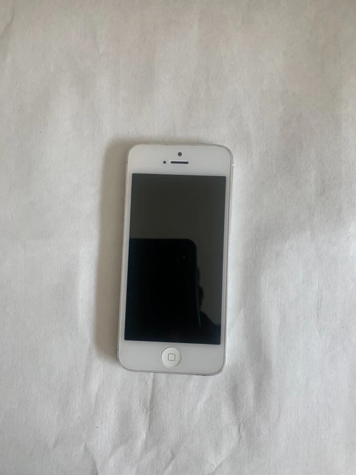 Apple iPhone 5c - 16GB - White (Unlocked) A1428 (GSM) (CA) - Image 1 of 4