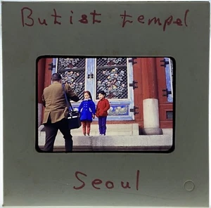 Foto diapositiva amateur de 35 mm 1968-69 templo budista Jogyesa de Seúl con niños posando - Imagen 1 de 1