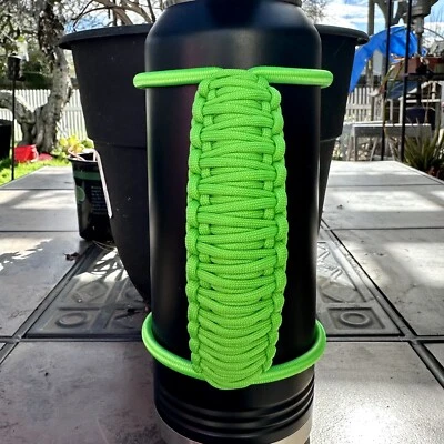 Mango de botella de agua 32 oz hecho a mano Paracord verde sólido, se adapta a botellas de 3-4” de ancho Foto 1 de 4