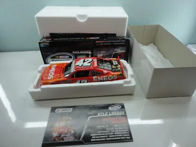 Nascar 2014 Kyle Larson Eneos Nationwide Charlotte NC Carrera Ganar 1:24 Diecast Box Foto 1 de 4