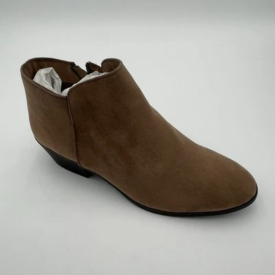 Botines cómodos con cremallera Style & Co. Wileyy de gamuza sintética para mujer, color topo, talla 9 M Foto 1 de 4