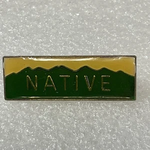 Spilla vintage nativi montagne verdi e accenti oro 1,25” x 7/16” spilla Colorado - Foto 1 di 11