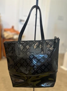 Kate Spade New York DAMEN-TRAGETASCHE SCHWARZ LACKLEDER SPATEN - Bild 1 von 7