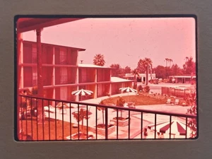 Escena de piscina Kodak Ektachrome 35 mm vintage 1960 diapositiva California Motel - Imagen 1 de 3