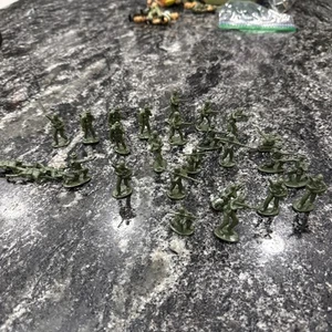 Lot of 26 Soldiers Toy Figures Medium Olive Green Army Men 1.75" Plastic - Picture 1 of 5