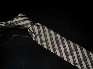 Cravatta snella John Varvatos 100% seta nera grigia a righe da uomo Designer nuova con etichette - Foto 1 di 5