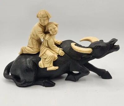 FIGURA VINTAGE DE BÚFALO DE RESINA ASIÁTICA ORIENTAL CON DOS JINETES  Foto 1 de 4