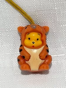 Figurina Charm Disney Tomy Yujin Danglers Winnie The Pooh Peek A Pooh - Foto 1 di 2
