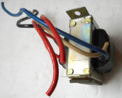 GRABADORA DE CASETE PORTÁTIL FM/AM HITACHI TRK-1211H - TRANSFORMADOR - SEPARACIÓN Foto 1 de 4