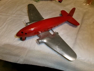 "Avión de hélice de doble motor de acero prensado Marx Toys de la década de 1940 9,5"" envergadura" Foto 1 de 3