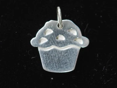 Tiffany & Co. Colgante con dije de magdalena de amor de plata esterlina - ¡ENVÍO GRATUITO! Foto 1 de 3