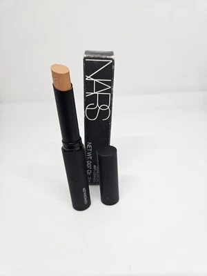 Corrector en barra NARS 1214 MED/DARK 2 CARAMELO 0,07 oz Foto 1 de 3