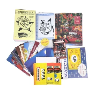 Vintage 90er ~ Matchbox USA Magazin ~ Katalog ~ Broschüre ~ Poster ~ Pinback Button ~ 49 Stück - Bild 1 von 12